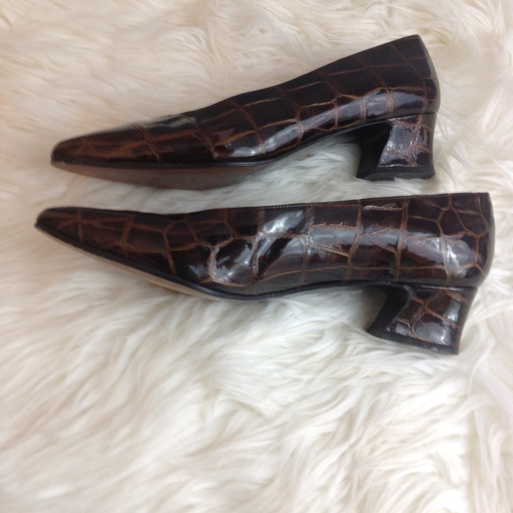 Stuart Weitzman Brown Low Heels, Size 7B - Picture 3 of 8